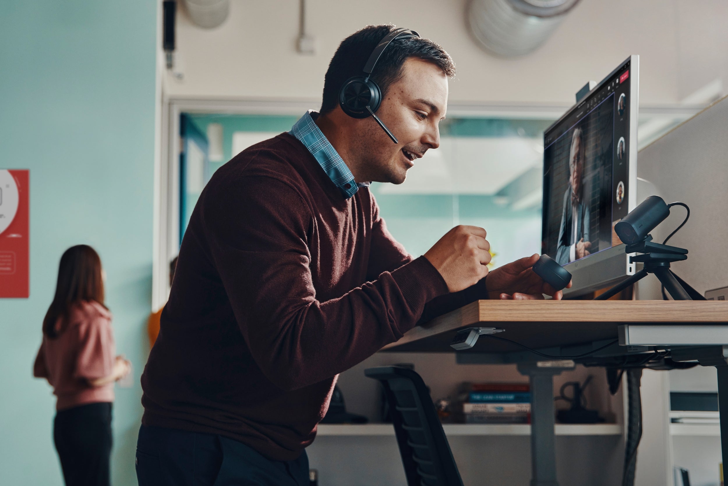 Audífonos Plantronics Voyager Focus 2 Poly Usb-A Binaural Con Base De Carga Certificacion Microsoft Teams